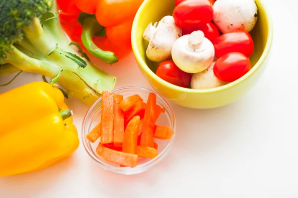 Sağlıklı gıda konsepti. Ahşap arka planda taze organik sebzeler. Biber, mantar, brokoli, havuç. Yemek yapmak için gerekli malzemeler. Kapatın. Üst görünüm.