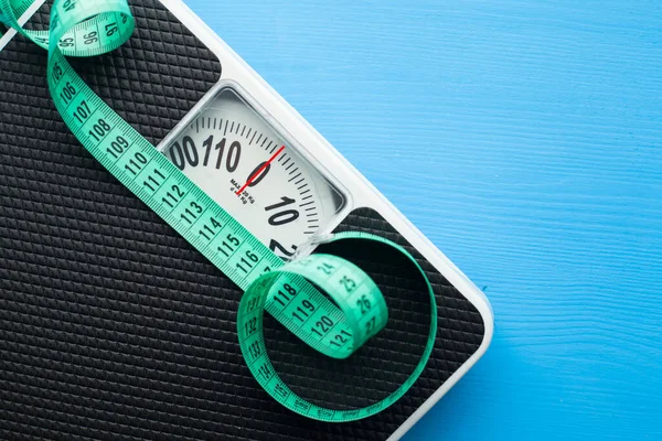 Sağlıklı, izole edilmiş gıda konsepti. Ağırlık kontrolü. Mavi ahşap arka planda sebze, meyve ve diğer nesneler var. Üst Manzara. Mesaj atmak için yer var. Kapat..