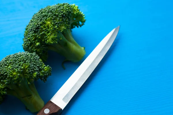 Sağlıklı, izole edilmiş gıda konsepti. Ağırlık kontrolü. Mavi ahşap arka planda sebze, meyve ve diğer nesneler var. Üst Manzara. Mesaj atmak için yer var. Kapat..