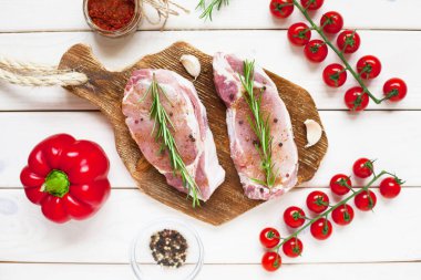 Yemek pişirmek için malzemelerle birlikte taze çiğ domuz eti. Yemek, düz yatak, yemek tarifleri ve beslenme konsepti. Üst Manzara. Kapat..