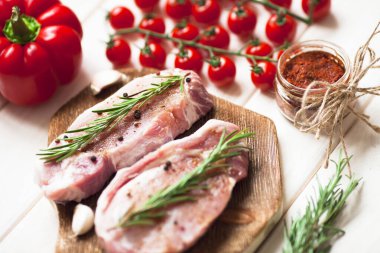 Yemek pişirmek için malzemelerle birlikte taze çiğ domuz eti. Yemek, düz yatak, yemek tarifleri ve beslenme konsepti. Üst Manzara. Kapat..