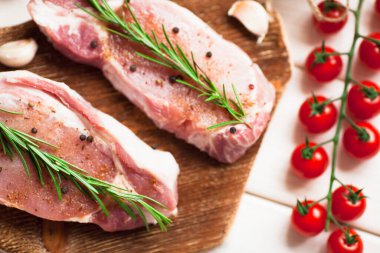 Yemek pişirmek için malzemelerle birlikte taze çiğ domuz eti. Yemek, düz yatak, yemek tarifleri ve beslenme konsepti. Üst Manzara. Kapat..