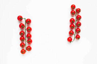 Beyaz üzerine izole edilmiş kiraz domatesleri. Yemek, diyet, yemek, sebze, vegan konsepti. Üst Manzara. Kapat..