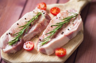 Yemek pişirmek için malzemelerle birlikte taze çiğ domuz eti. Yemek, düz yatak, yemek tarifleri ve beslenme konsepti. Üst Manzara. Kapat..