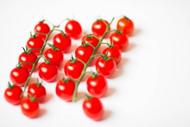Beyaz üzerine izole edilmiş kiraz domatesleri. Yemek, diyet, yemek, sebze, vegan konsepti. Üst Manzara. Kapat..