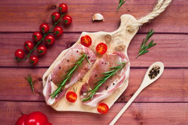 Yemek pişirmek için malzemelerle birlikte taze çiğ domuz eti. Yemek, düz yatak, yemek tarifleri ve beslenme konsepti. Üst Manzara. Kapat..