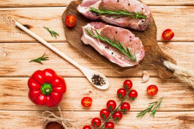Yemek pişirmek için malzemelerle birlikte taze çiğ domuz eti. Yemek, düz yatak, yemek tarifleri ve beslenme konsepti. Üst Manzara. Kapat..