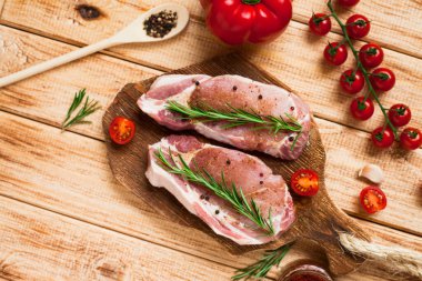 Yemek pişirmek için malzemelerle birlikte taze çiğ domuz eti. Yemek, düz yatak, yemek tarifleri ve beslenme konsepti. Üst Manzara. Kapat..