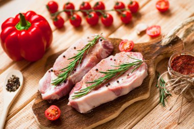 Yemek pişirmek için malzemelerle birlikte taze çiğ domuz eti. Yemek, düz yatak, yemek tarifleri ve beslenme konsepti. Üst Manzara. Kapat..