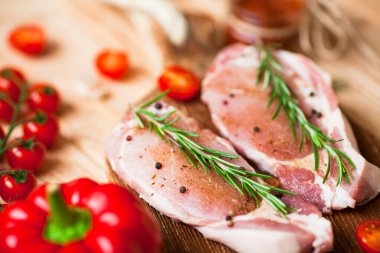 Yemek pişirmek için malzemelerle birlikte taze çiğ domuz eti. Yemek, düz yatak, yemek tarifleri ve beslenme konsepti. Üst Manzara. Kapat..