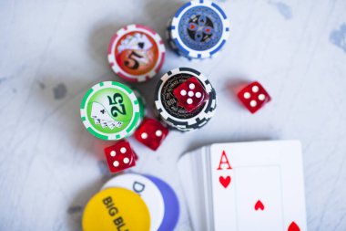 Kumar konsepti. İskambil kağıtları, poker fişleri ve beton zarı. Poker seti, eğlence, kumarhane ve yaşam tarzı konsepti.