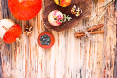  Ahşap arka planda akçaağaç yapraklı balkabağı, elma ve fındık seti. Sonbahar havası. Şükran Günü konsepti Sağlıklı yemek, diyet, yaşam tarzı ve tatil teması. Üst Manzara. Kapat..