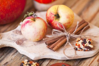  Ahşap arka planda akçaağaç yapraklı balkabağı, elma ve fındık seti. Sonbahar havası. Şükran Günü konsepti Sağlıklı yemek, diyet, yaşam tarzı ve tatil teması. Üst Manzara. Kapat..