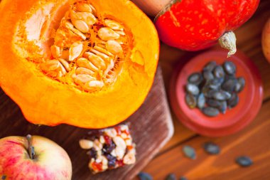  Ahşap arka planda akçaağaç yapraklı balkabağı, elma ve fındık seti. Sonbahar havası. Şükran Günü konsepti Sağlıklı yemek, diyet, yaşam tarzı ve tatil teması. Üst Manzara. Kapat..