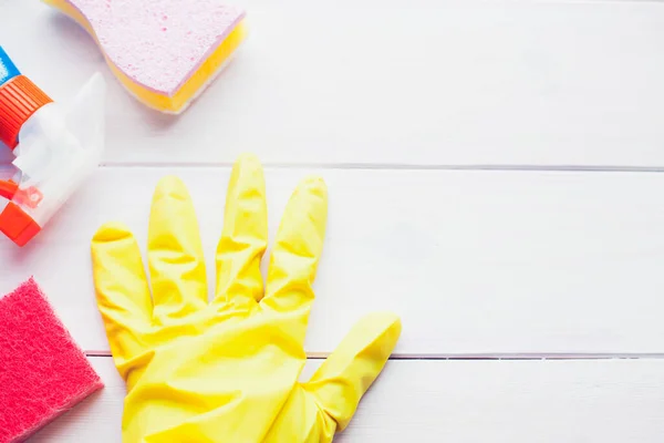 Ahşap arka planda temizlik ürünleri var. Plastik şişeler, deterjan ve fırçalar. Hizmet kavramı. Üst Manzara. Kapat..