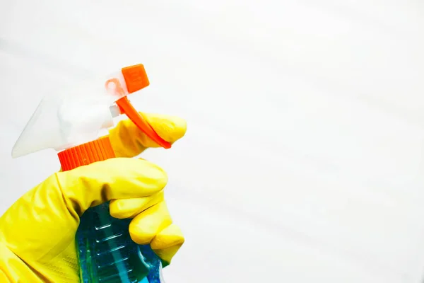 Ahşap arka planda temizlik ürünleri var. Plastik şişeler, deterjan ve fırçalar. Hizmet kavramı. Üst Manzara. Kapat..