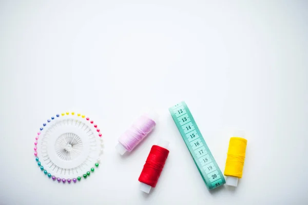 Beyaz arka planda renkli iplikler var. Üst Manzara. Metnin için boşluk.