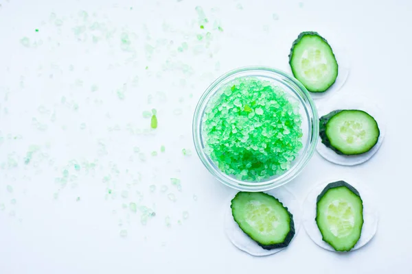 Beyaz arka planda salatalıklı yeşil deniz ürünü. Deri kaplıcası. Metnin için boşluk. Üst görünüm.