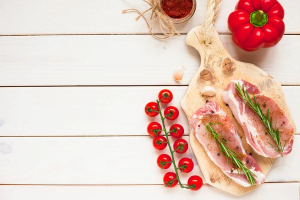 Yemek pişirmek için malzemelerle birlikte taze çiğ domuz eti. Yemek, düz yatak, yemek tarifleri ve beslenme konsepti. Üst Manzara. Kapat..