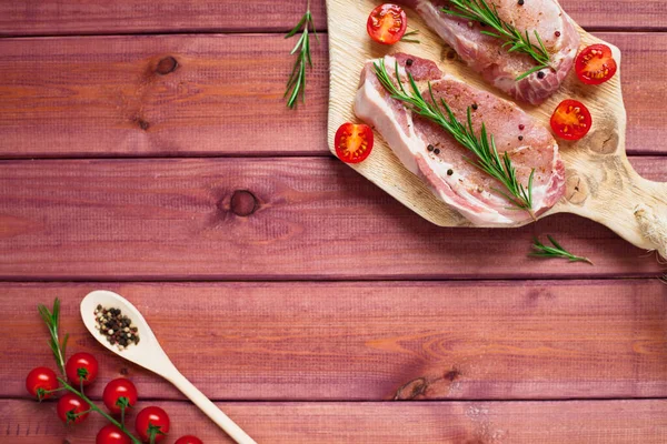 Yemek pişirmek için malzemelerle birlikte taze çiğ domuz eti. Yemek, düz yatak, yemek tarifleri ve beslenme konsepti. Üst Manzara. Kapat..