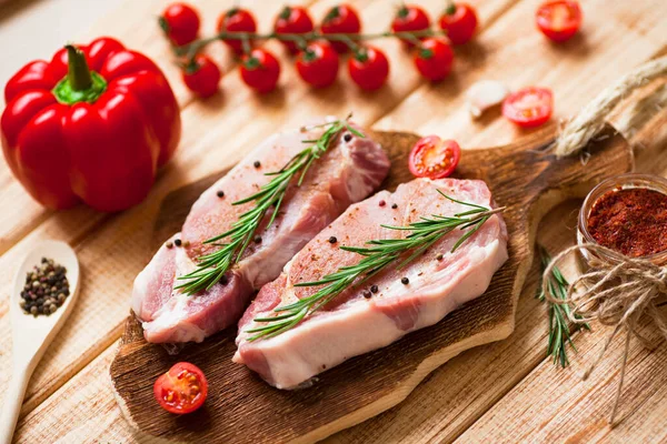 Yemek pişirmek için malzemelerle birlikte taze çiğ domuz eti. Yemek, düz yatak, yemek tarifleri ve beslenme konsepti. Üst Manzara. Kapat..