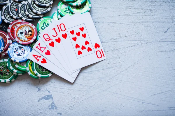 Kumar konsepti. İskambil kağıtları, poker fişleri ve beton zarı. Poker seti, eğlence, kumarhane ve yaşam tarzı konsepti.