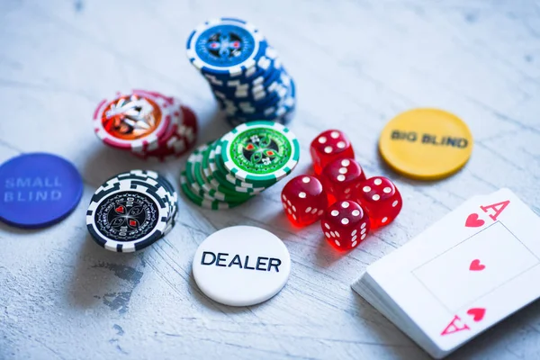 Kumar konsepti. İskambil kağıtları, poker fişleri ve beton zarı. Poker seti, eğlence, kumarhane ve yaşam tarzı konsepti.