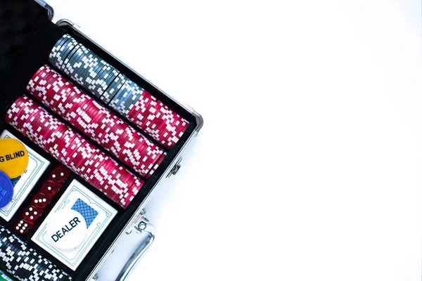 Kumar konsepti. İskambil kağıtları, poker fişleri ve beton zarı. Poker seti, eğlence, kumarhane ve yaşam tarzı konsepti.