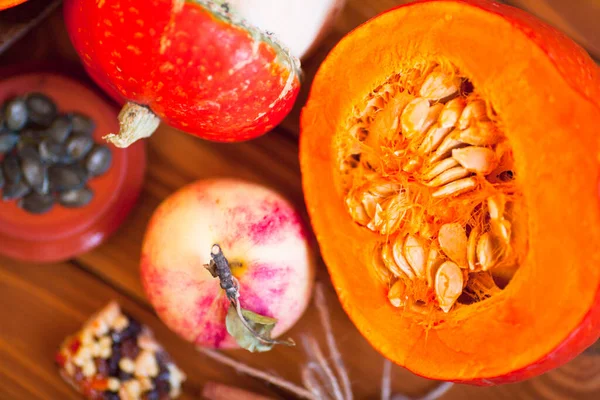  Ahşap arka planda akçaağaç yapraklı balkabağı, elma ve fındık seti. Sonbahar havası. Şükran Günü konsepti Sağlıklı yemek, diyet, yaşam tarzı ve tatil teması. Üst Manzara. Kapat..