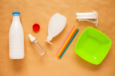 Çöp ayıklama. Plastik ve cam şişeler, teneke kutular, kağıt. Atık yönetimi, sıralama, geri dönüşüm. 