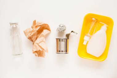 Çöp ayıklama. Plastik ve cam şişeler, teneke kutular, kağıt. Atık yönetimi, sıralama, geri dönüşüm. 