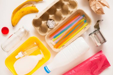 Çöp ayıklama. Plastik ve cam şişeler, teneke kutular, kağıt. Atık yönetimi, sıralama, geri dönüşüm. 