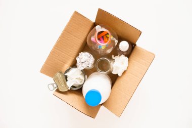 Çöp ayıklama. Plastik ve cam şişeler, teneke kutular, kağıt. Atık yönetimi, sıralama, geri dönüşüm. 