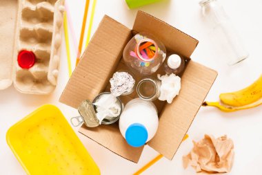 Çöp ayıklama. Plastik ve cam şişeler, teneke kutular, kağıt. Atık yönetimi, sıralama, geri dönüşüm. 