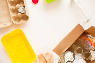 Çöp ayıklama. Plastik ve cam şişeler, teneke kutular, kağıt. Atık yönetimi, sıralama, geri dönüşüm. 