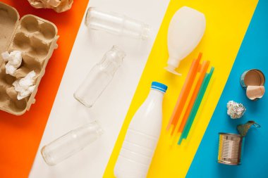 Çöp ayıklama. Plastik ve cam şişeler, teneke kutular, kağıt. Atık yönetimi, sıralama, geri dönüşüm. 