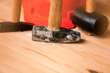 Ahşap arka planda farklı çekiçler var. Kapatın. Metin için boşluk.