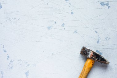 Arka planda eski bir çekiç var. Üst Manzara. Metin için boşluk.