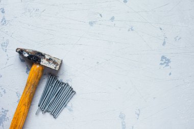 Taş zeminde eski çekiç ve çiviler var. Üst Manzara. Metin için boşluk.