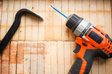 Ahşap arka planda inşaat malzemeleri. Çekiç, testere, sarı bant ve diğer küçük tamir aletleri. Üst Manzara. Kapat.. 