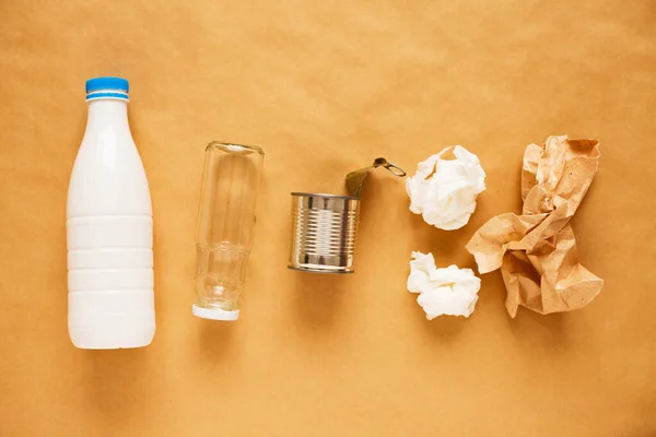 Çöp ayıklama. Plastik ve cam şişeler, teneke kutular, kağıt. Atık yönetimi, sıralama, geri dönüşüm. 