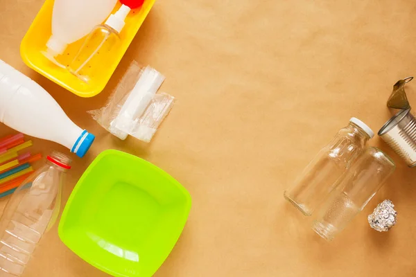 Çöp ayıklama. Plastik ve cam şişeler, teneke kutular, kağıt. Atık yönetimi, sıralama, geri dönüşüm. 