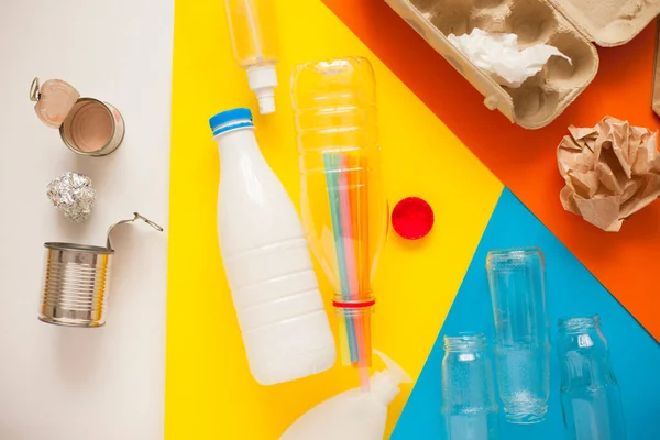 Çöp ayıklama. Plastik ve cam şişeler, teneke kutular, kağıt. Atık yönetimi, sıralama, geri dönüşüm. 