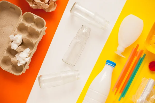 垃圾的分类 塑料和玻璃瓶 废物管理 再循环 — 图库照片