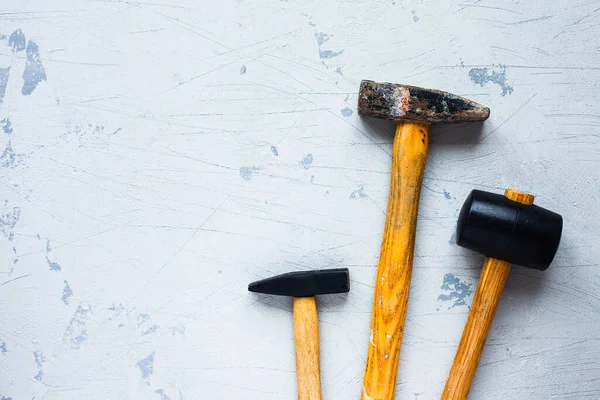 Arka planda farklı çekiçler var. Üst Manzara. Metin için boşluk.