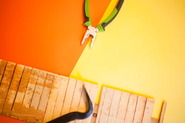 Ahşap arka planda inşaat aletleri. Mesajın için yer aç. Üst görünüm.