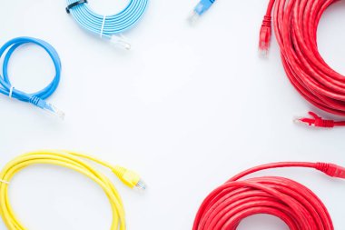 SKS ve mühendislik konsepti. Mavi arkaplanda bağlantı, ethernet, konsol kablosu ve engelleme aracı seti. Üst Manzara. Mesaj atmak için yer var. Kapat..