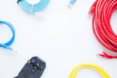 SKS ve mühendislik konsepti. Mavi arkaplanda bağlantı, ethernet, konsol kablosu ve engelleme aracı seti. Üst Manzara. Mesaj atmak için yer var. Kapat..