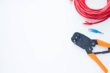 SKS ve mühendislik konsepti. Mavi arkaplanda bağlantı, ethernet, konsol kablosu ve engelleme aracı seti. Üst Manzara. Mesaj atmak için yer var. Kapat..