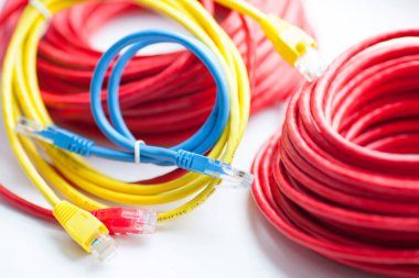 SKS ve mühendislik konsepti. Mavi arkaplanda bağlantı, ethernet, konsol kablosu ve engelleme aracı seti. Üst Manzara. Mesaj atmak için yer var. Kapat..